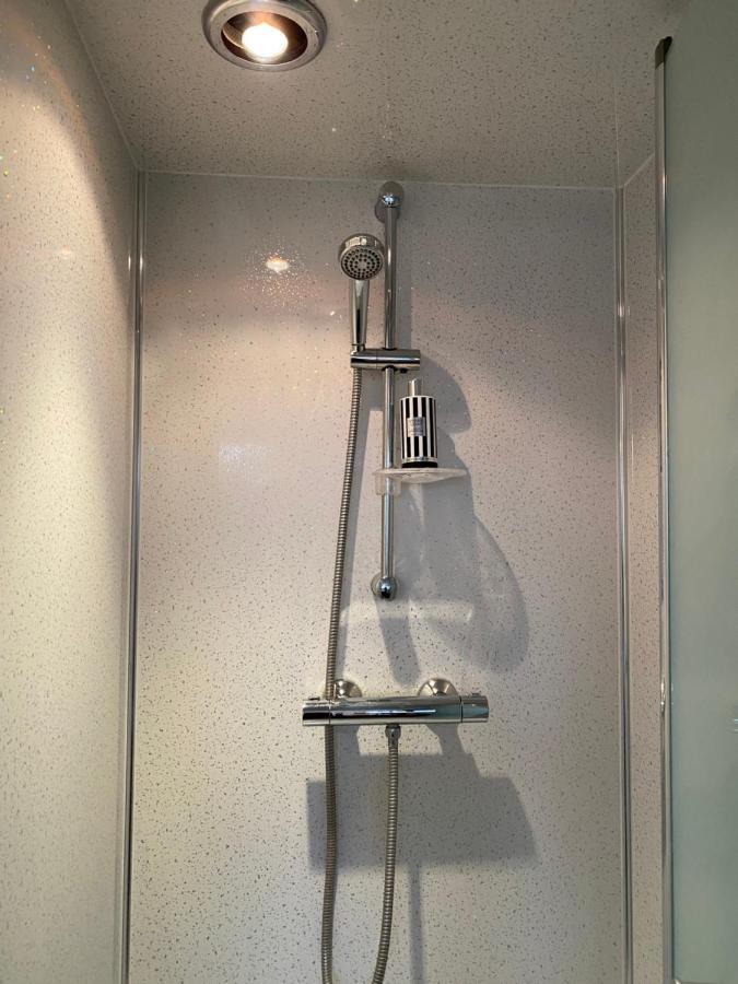 1 Luxurious Double Bedroom With Private Shower Reading Extérieur photo