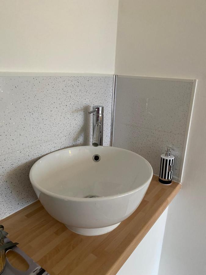 1 Luxurious Double Bedroom With Private Shower Reading Extérieur photo