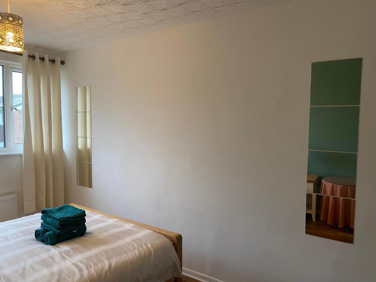 1 Luxurious Double Bedroom With Private Shower Reading Extérieur photo