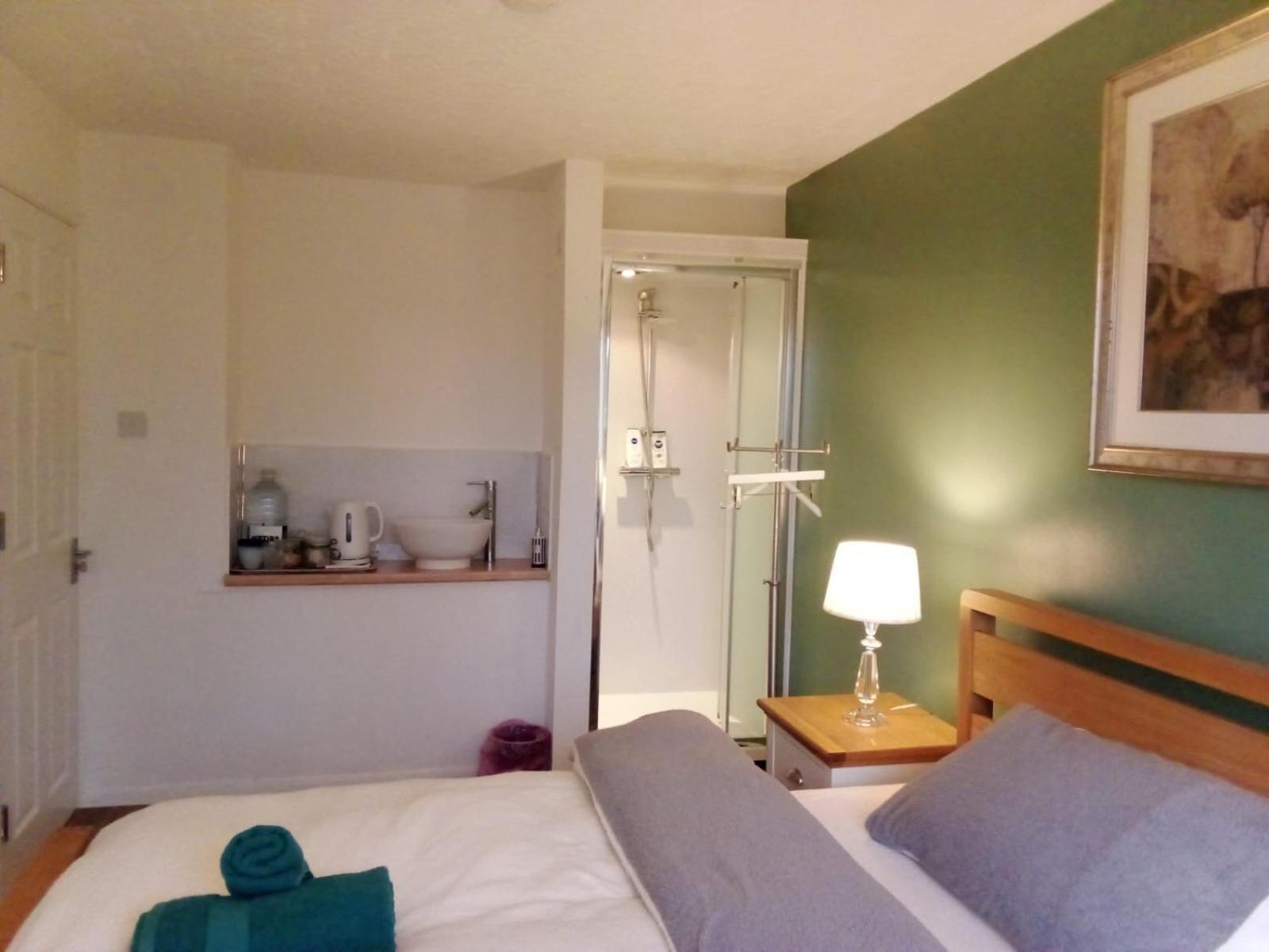 1 Luxurious Double Bedroom With Private Shower Reading Extérieur photo